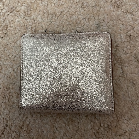 Gold fossil wallet!! - Picture 2 of 4